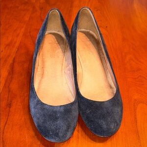 Elegant Blue Suede The Ella pump with block heel and round toe.